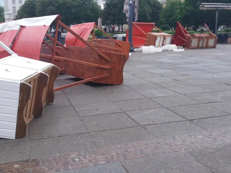 Snažan vjetar u Zagrebu poru&scaron;io &scaron;tandove kod Glavnog kolodvora