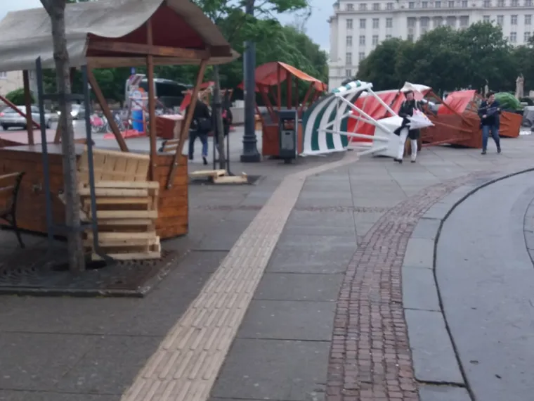 Snažan vjetar u Zagrebu poru&scaron;io &scaron;tandove kod Glavnog kolodvora