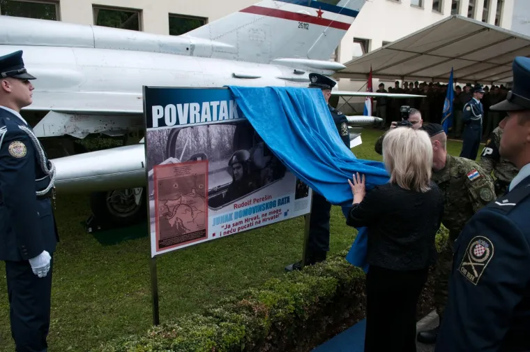 Ispred Ministarstva obrane Republike Hrvatske, a povodom obilježavanja 24. obljetnice Perešinove smrti, izložen je avion Rudolfa Perešina. Photo: Filip Kos/PIXSELL