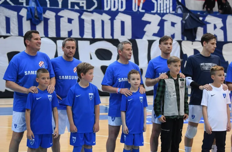 U sjajnoj atmosferi pred više od 2.000 gledatelja u KC Dražen Petrović je odigrana humanitarna utakmica između ekipa "Dinamo 90-ih" i "Nogometne ikone HNL-a" s koje sav prihod od ulaznica odlazi za pomoć u liječenju sinu legendarnog Dinamovog kapetana Slavka Ištvanića koji boluje od celebralne paralize.