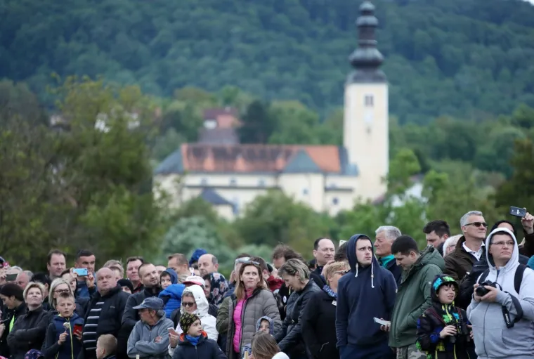 ODRŽANA LETAČKA MANIFESTACIJA U SJEĆANJE NA LEGENDARNOG PILOTA RUDOLFA PEREŠINA: Sudjelovalo desetak zrakoplova