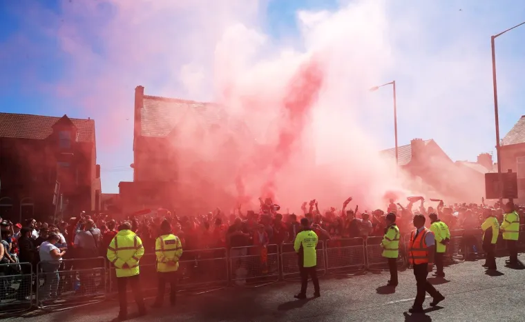 Navijači Redsa napravili su pravu ludnicu oko stadiona Anfield.