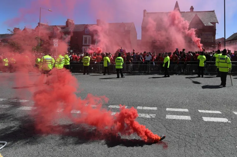 Sve se crvenilo od navijačke ljubavi prema svojoj momčadi, koja već 29 godina nije osovjila naslov prvaka Engleske.