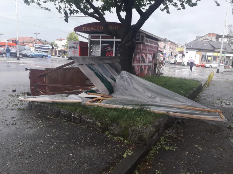 Olujni vjetar poharao Zagreb: Čupao drveće, prometne znakove, nosio krovove, ozlijeđeno dvoje ljudi