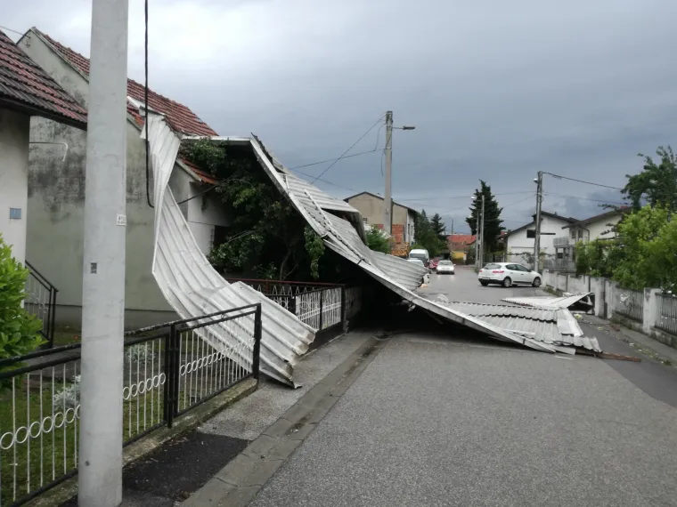 Olujni vjetar poharao Zagreb: Čupao drveće, prometne znakove, nosio krovove, ozlijeđeno dvoje ljudi