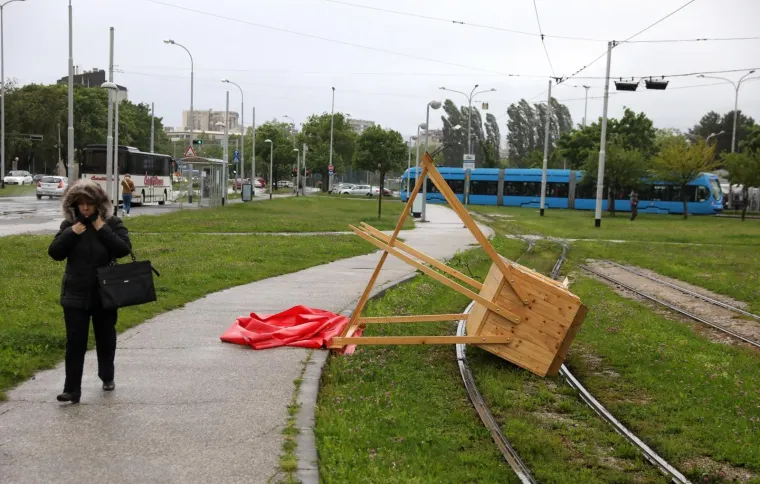 Olujni vjetar poharao Zagreb: Čupao drveće, prometne znakove, nosio krovove, ozlijeđeno dvoje ljudi