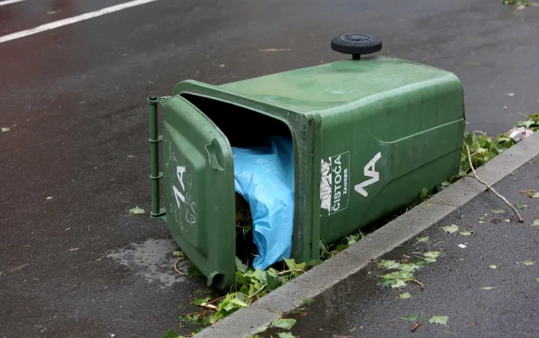 Olujni vjetar poharao Zagreb: Čupao drveće, prometne znakove, nosio krovove, ozlijeđeno dvoje ljudi