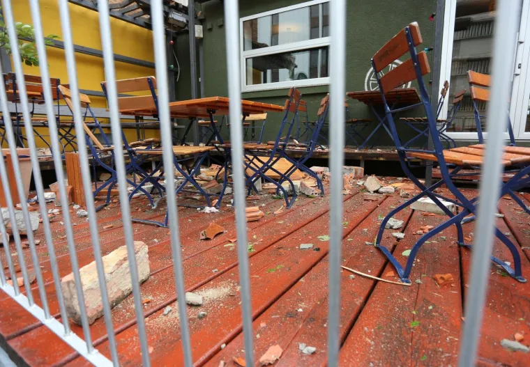 Olujni vjetar poharao Zagreb: Čupao drveće, prometne znakove, nosio krovove, ozlijeđeno dvoje ljudi