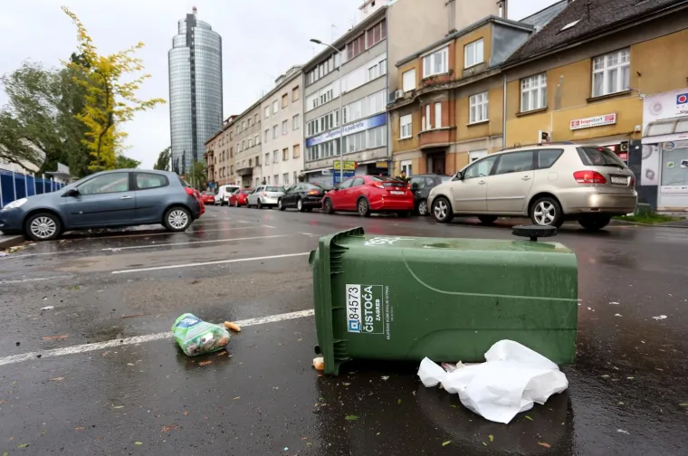 Olujni vjetar poharao Zagreb: Čupao drveće, prometne znakove, nosio krovove, ozlijeđeno dvoje ljudi
