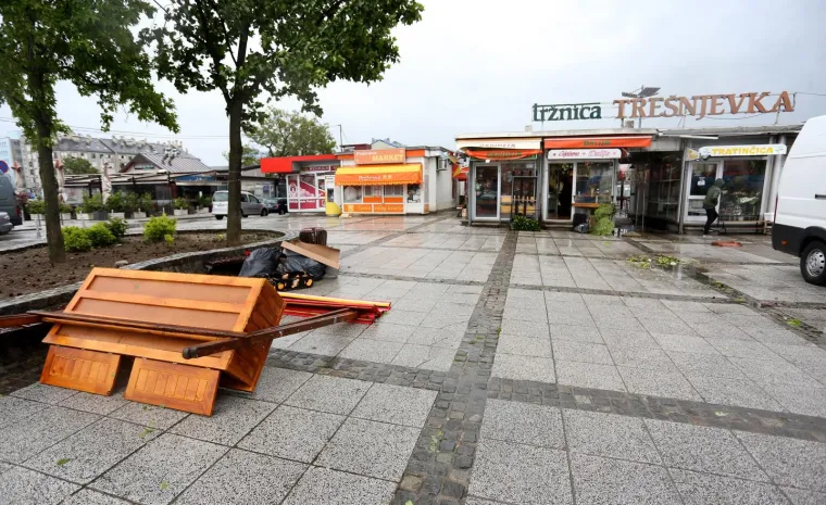 Olujni vjetar poharao Zagreb: Čupao drveće, prometne znakove, nosio krovove, ozlijeđeno dvoje ljudi