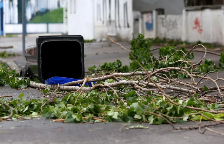 Olujni vjetar poharao Zagreb: Čupao drveće, prometne znakove, nosio krovove, ozlijeđeno dvoje ljudi