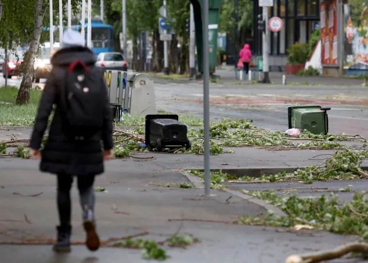 Olujni vjetar poharao Zagreb: Čupao drveće, prometne znakove, nosio krovove, ozlijeđeno dvoje ljudi