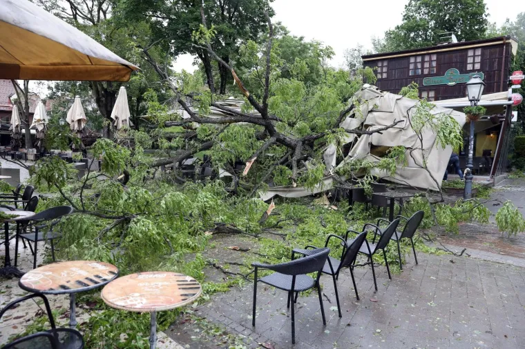 Olujni vjetar poharao Zagreb: Čupao drveće, prometne znakove, nosio krovove, ozlijeđeno dvoje ljudi