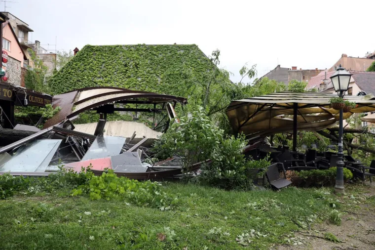 Olujni vjetar poharao Zagreb: Čupao drveće, prometne znakove, nosio krovove, ozlijeđeno dvoje ljudi