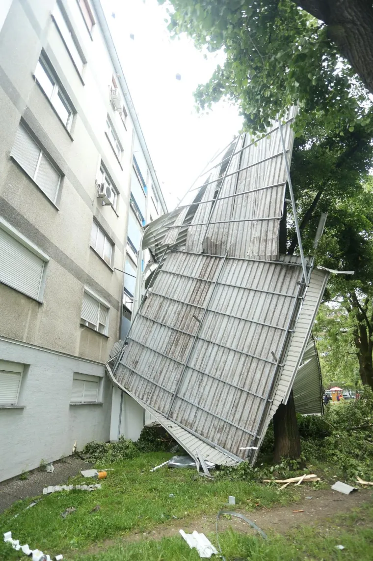Tijekom noći, zbog olujnog vjetra, limeni krov pao je sa zgrade u Ježevskoj ulici.