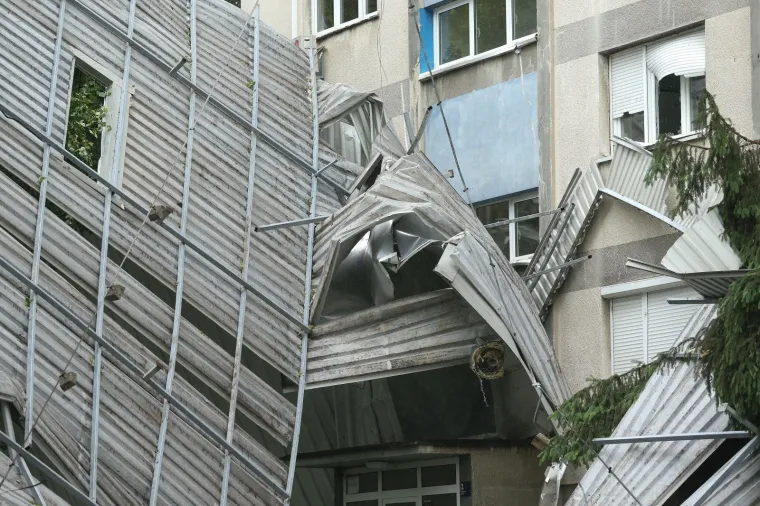 Tijekom noći, zbog olujnog vjetra, limeni krov pao je sa zgrade u Ježevskoj ulici.