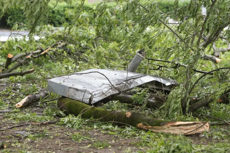 Tijekom noći, zbog olujnog vjetra, limeni krov pao je sa zgrade u Ježevskoj ulici.