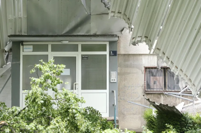 Tijekom noći, zbog olujnog vjetra, limeni krov pao je sa zgrade u Ježevskoj ulici.