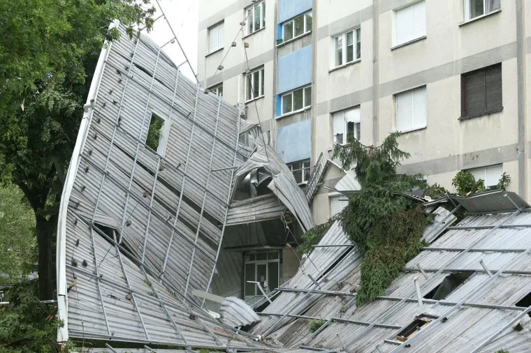 Tijekom noći, zbog olujnog vjetra, limeni krov pao je sa zgrade u Ježevskoj ulici.