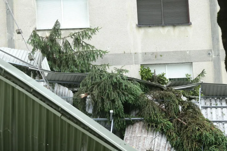 Tijekom noći, zbog olujnog vjetra, limeni krov pao je sa zgrade u Ježevskoj ulici.