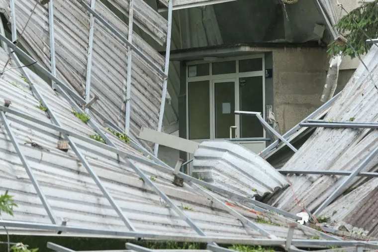 Tijekom noći, zbog olujnog vjetra, limeni krov pao je sa zgrade u Ježevskoj ulici.