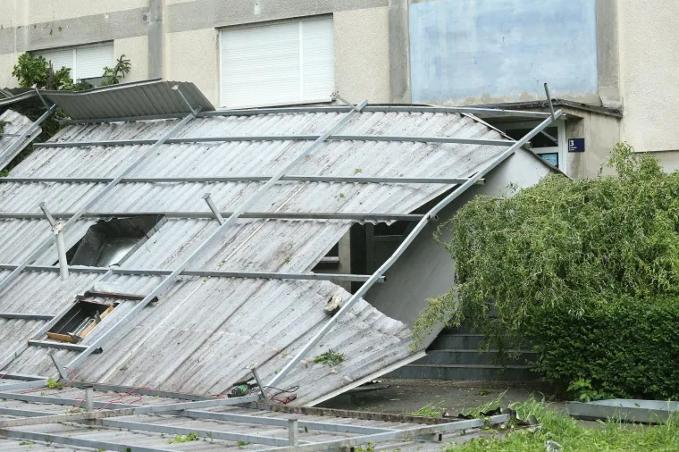 Tijekom noći, zbog olujnog vjetra, limeni krov pao je sa zgrade u Ježevskoj ulici.