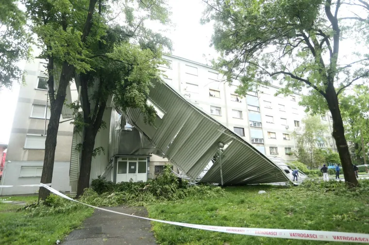 Tijekom noći, zbog olujnog vjetra, limeni krov pao je sa zgrade u Ježevskoj ulici.