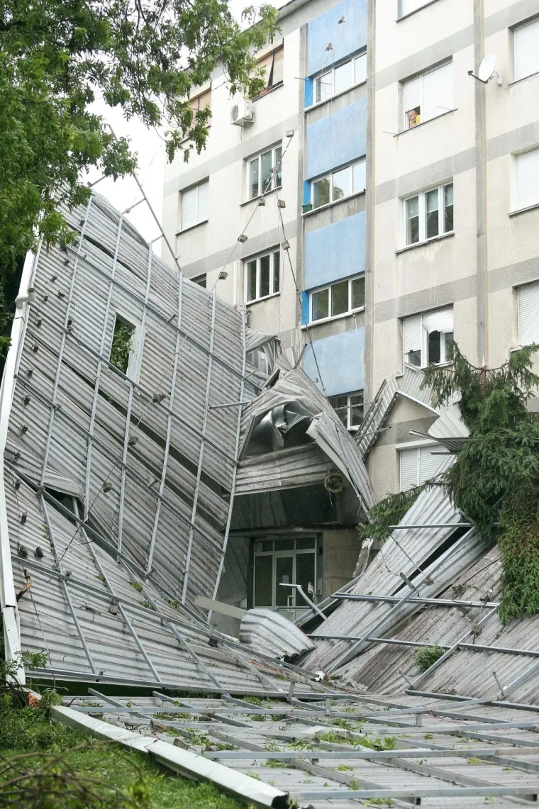 Tijekom noći, zbog olujnog vjetra, limeni krov pao je sa zgrade u Ježevskoj ulici.