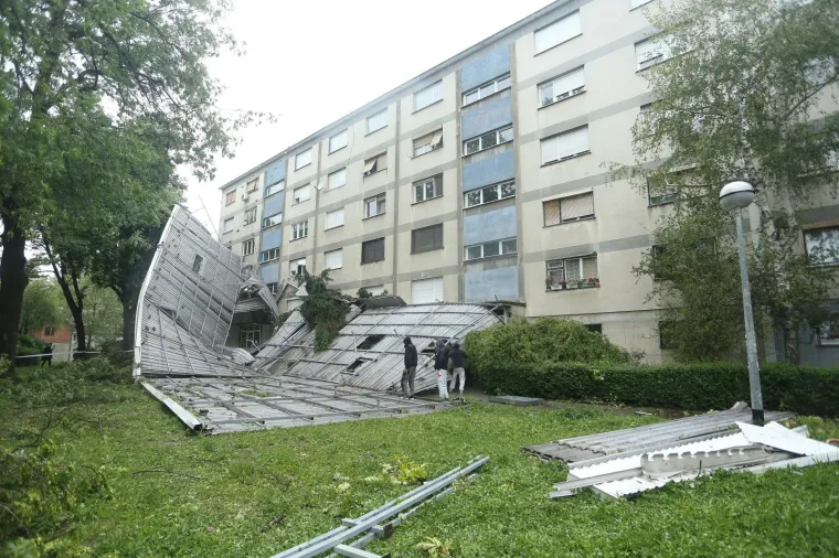 Tijekom noći, zbog olujnog vjetra, limeni krov pao je sa zgrade u Ježevskoj ulici.