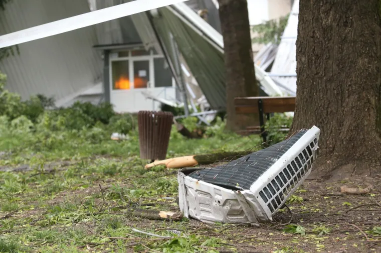 Tijekom noći, zbog olujnog vjetra, limeni krov pao je sa zgrade u Ježevskoj ulici.