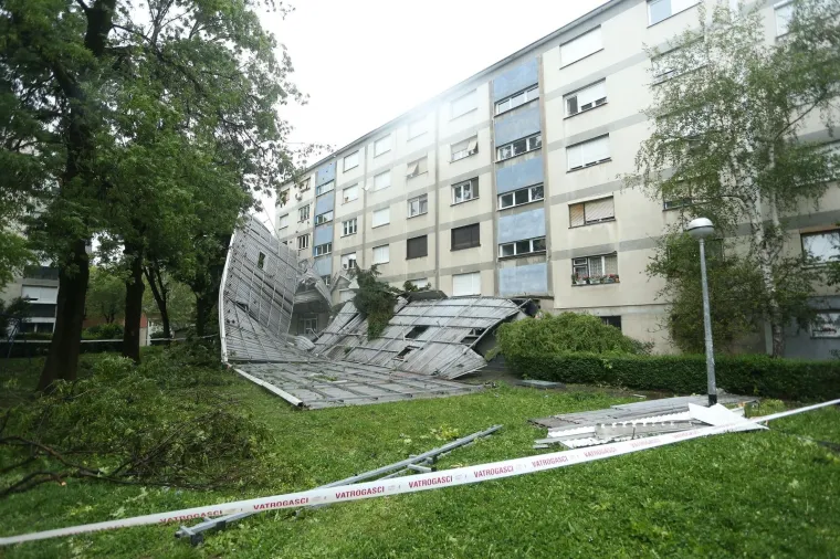 Tijekom noći, zbog olujnog vjetra, limeni krov pao je sa zgrade u Ježevskoj ulici.