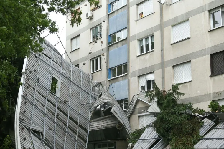 Tijekom noći, zbog olujnog vjetra, limeni krov pao je sa zgrade u Ježevskoj ulici.