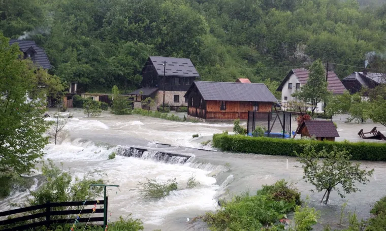 Dramatično kod Rakovice: Nabujala Korana odsjekla selo Korana, vatrogasci spa&scaron;avaju turiste
