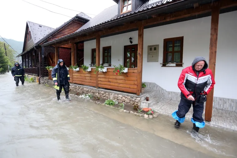 Dramatično kod Rakovice: Nabujala Korana odsjekla selo Korana, vatrogasci spa&scaron;avaju turiste