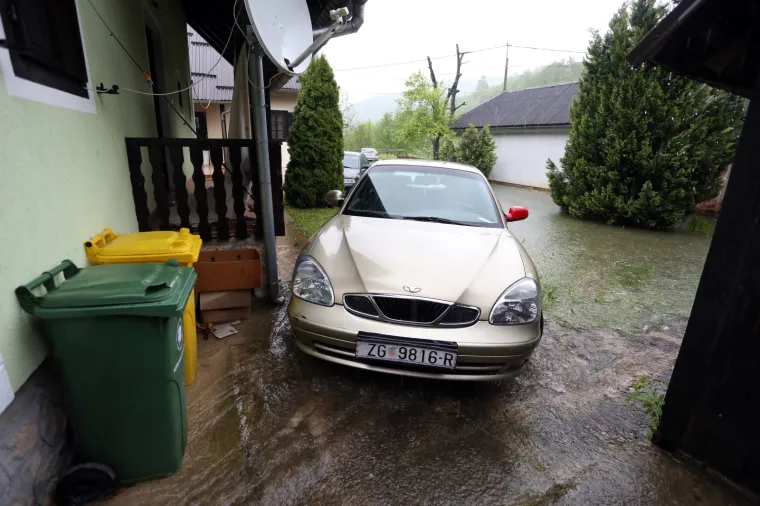 Dramatično kod Rakovice: Nabujala Korana odsjekla selo Korana, vatrogasci spa&scaron;avaju turiste