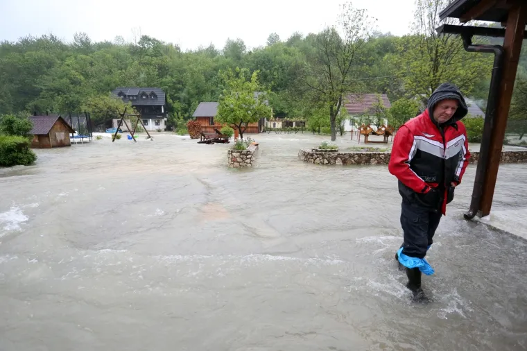 Dramatično kod Rakovice: Nabujala Korana odsjekla selo Korana, vatrogasci spa&scaron;avaju turiste