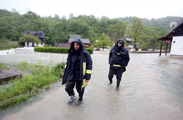 Dramatično kod Rakovice: Nabujala Korana odsjekla selo Korana, vatrogasci spa&scaron;avaju turiste