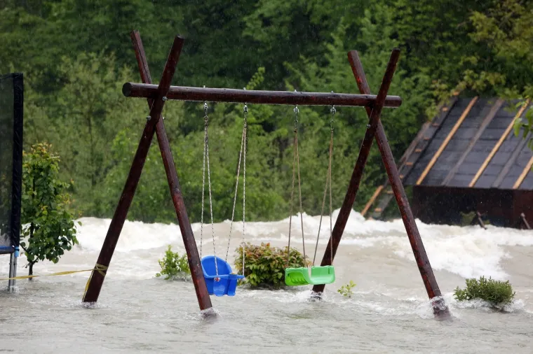 Dramatično kod Rakovice: Nabujala Korana odsjekla selo Korana, vatrogasci spa&scaron;avaju turiste