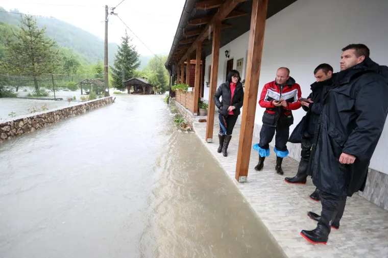 Dramatično kod Rakovice: Nabujala Korana odsjekla selo Korana, vatrogasci spa&scaron;avaju turiste