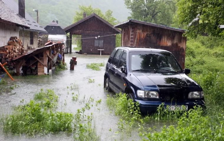 Dramatično kod Rakovice: Nabujala Korana odsjekla selo Korana, vatrogasci spa&scaron;avaju turiste
