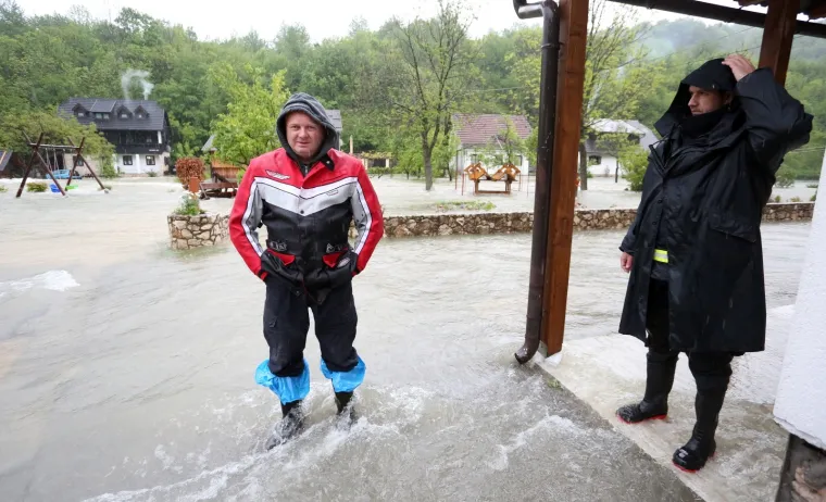Dramatično kod Rakovice: Nabujala Korana odsjekla selo Korana, vatrogasci spa&scaron;avaju turiste