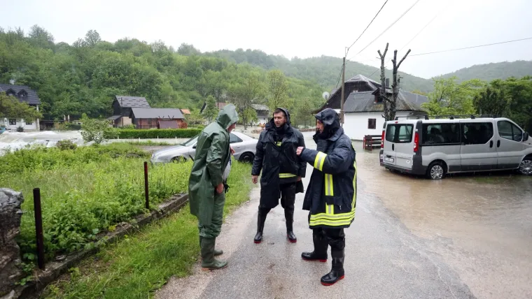 Dramatično kod Rakovice: Nabujala Korana odsjekla selo Korana, vatrogasci spa&scaron;avaju turiste
