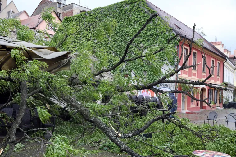 Kr&scaron; i lom u Tkalči, drvo palo na terasu: Pogledajte &scaron;to je ostalo od popularnog kafića!