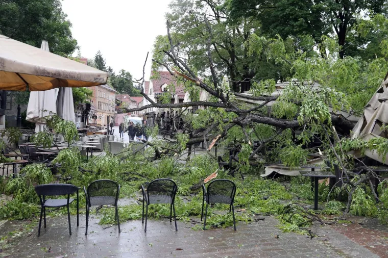 Kr&scaron; i lom u Tkalči, drvo palo na terasu: Pogledajte &scaron;to je ostalo od popularnog kafića!
