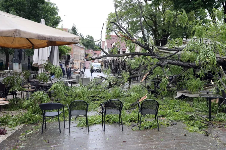 Kr&scaron; i lom u Tkalči, drvo palo na terasu: Pogledajte &scaron;to je ostalo od popularnog kafića!
