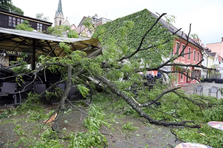 Kr&scaron; i lom u Tkalči, drvo palo na terasu: Pogledajte &scaron;to je ostalo od popularnog kafića!