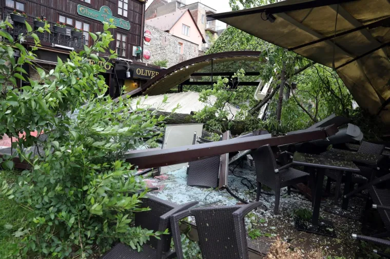 Kr&scaron; i lom u Tkalči, drvo palo na terasu: Pogledajte &scaron;to je ostalo od popularnog kafića!