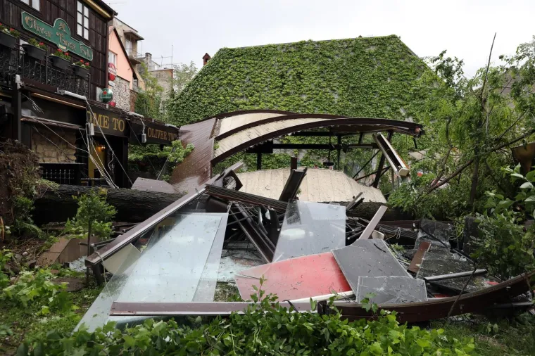 Kr&scaron; i lom u Tkalči, drvo palo na terasu: Pogledajte &scaron;to je ostalo od popularnog kafića!