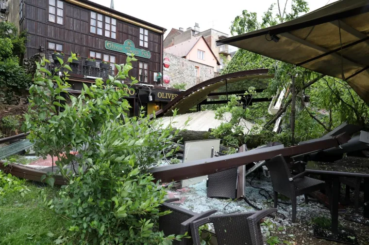 Kr&scaron; i lom u Tkalči, drvo palo na terasu: Pogledajte &scaron;to je ostalo od popularnog kafića!