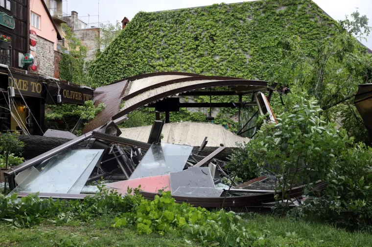 Kr&scaron; i lom u Tkalči, drvo palo na terasu: Pogledajte &scaron;to je ostalo od popularnog kafića!